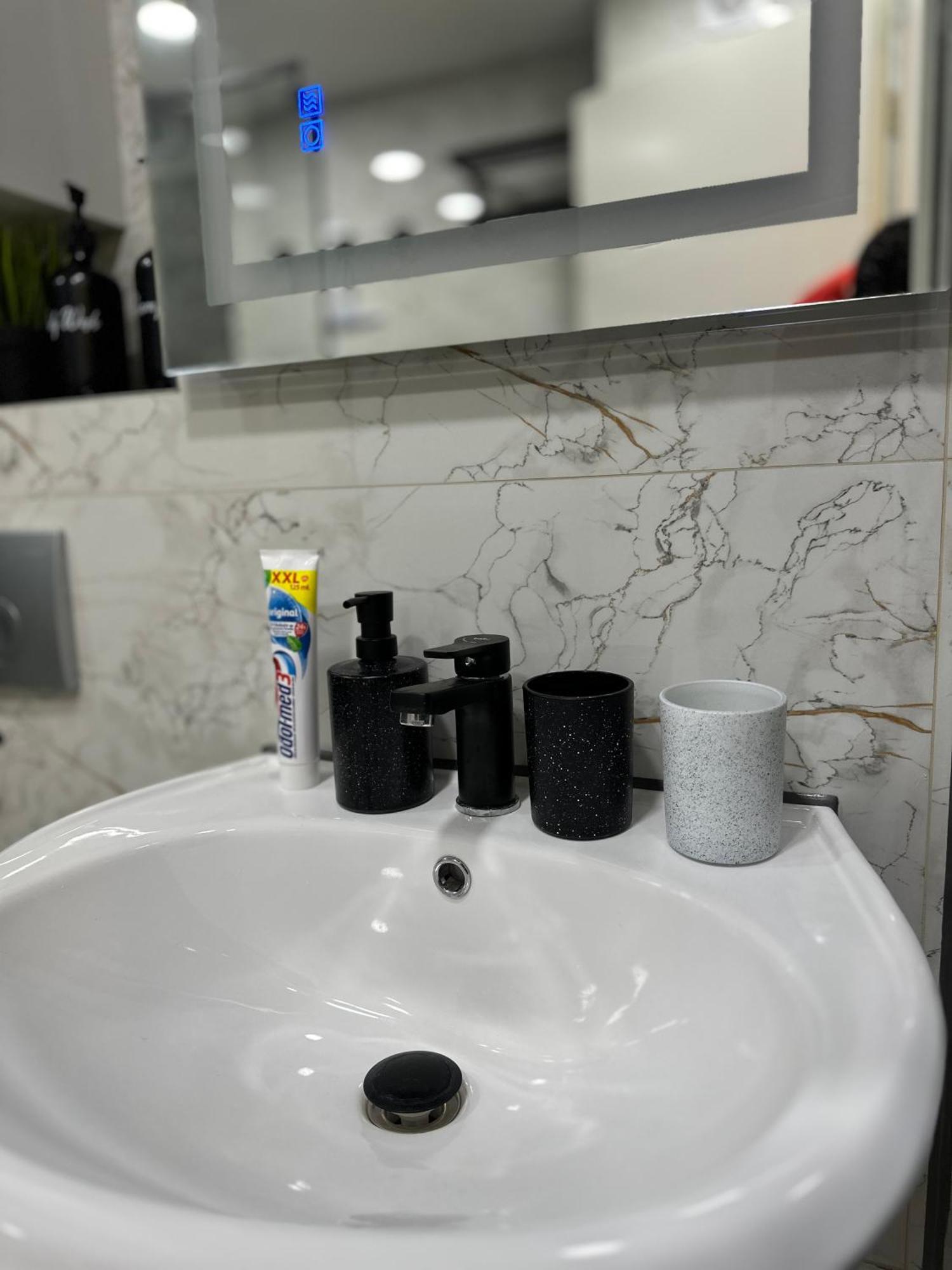 Modern Apartments Neuburg P - Top - 2 Zimmer, Komfort, Balkon, Wi-Fi, Smart Tv, Grosse Dusche, Kueche ノイブルク・アン・デア・ドナウ エクステリア 写真