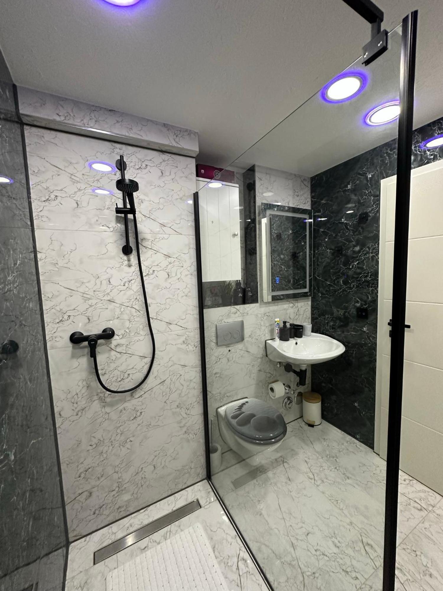 Modern Apartments Neuburg P - Top - 2 Zimmer, Komfort, Balkon, Wi-Fi, Smart Tv, Grosse Dusche, Kueche ノイブルク・アン・デア・ドナウ エクステリア 写真
